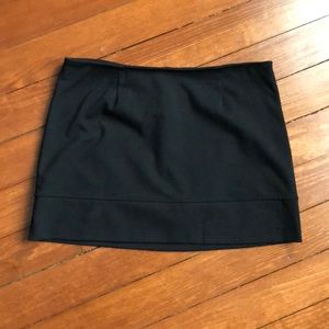 Simple black mid-thigh skirt
